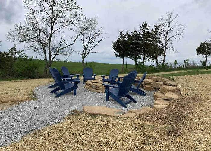 100 Acre Relaxing Retreat Near Ark- The Farmhouse