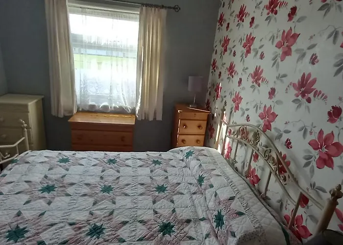 3 Bed Chalet - Sleeps 6 - Parking - Garden - Wifi