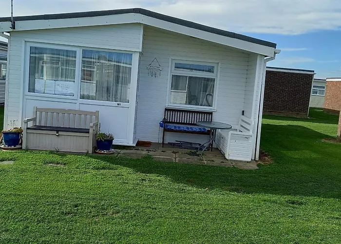 3 Bed Chalet - Sleeps 6 - Parking - Garden - Wifi