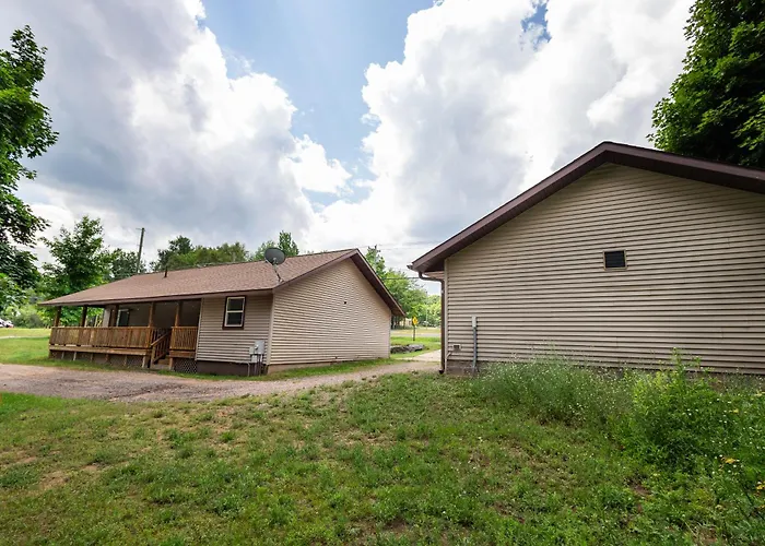 Indoor Hot-Tub! Spacious & Updated Mqt Township Home!