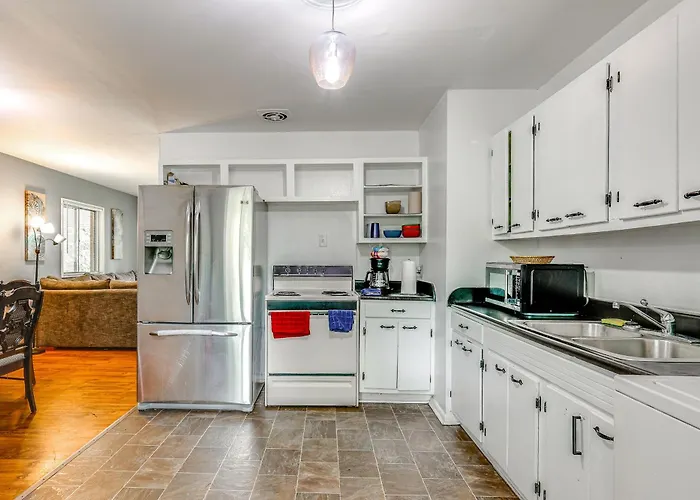 Pet-Friendly Decatur House Near Huntsville!