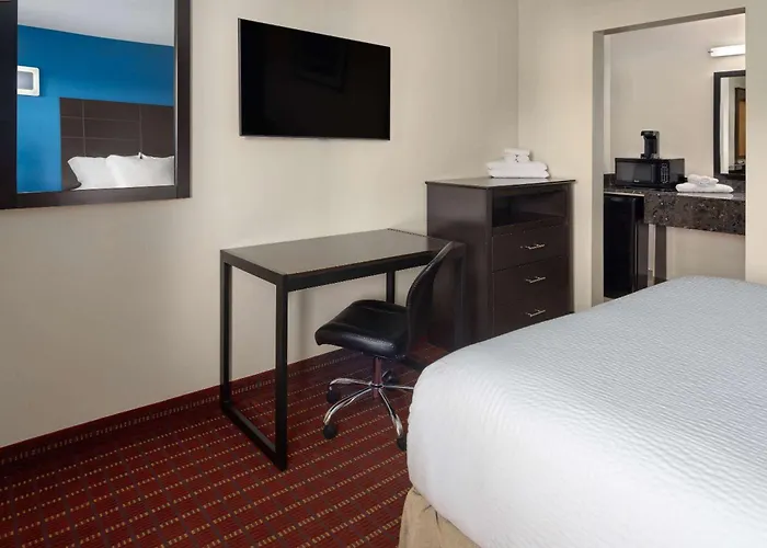 Travelodge By Wyndham Manhasset