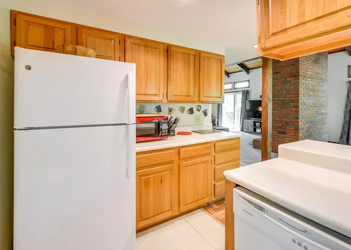 New Hampshire Vacation Rental - Walk To Beach!