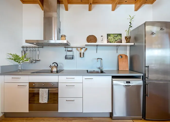 Casa nórdica en el bosque con vistas al mar
