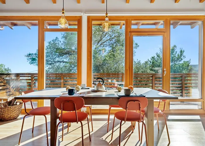 Casa nórdica en el bosque con vistas al mar