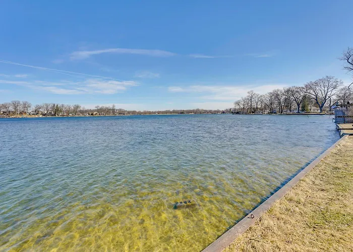 Spacious Lakefront Home In White Lake