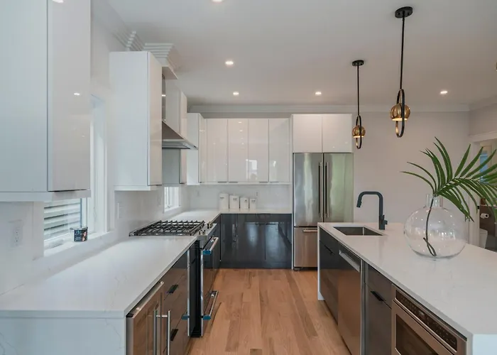 Huge 2000 Sqft Luxury & Stylish Condo Minutes To New York