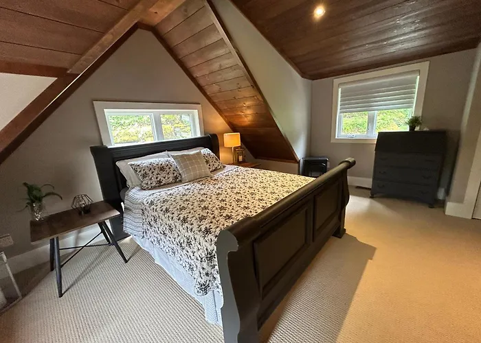 The Rowanwood - Muskoka Cottage Retreat