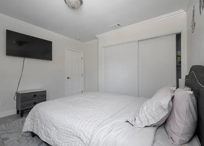 Serene Home In Central Burbank