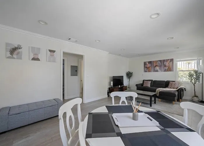 Serene Home In Central Burbank