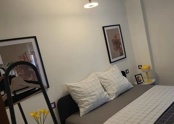 Spacious Town House With Balcony