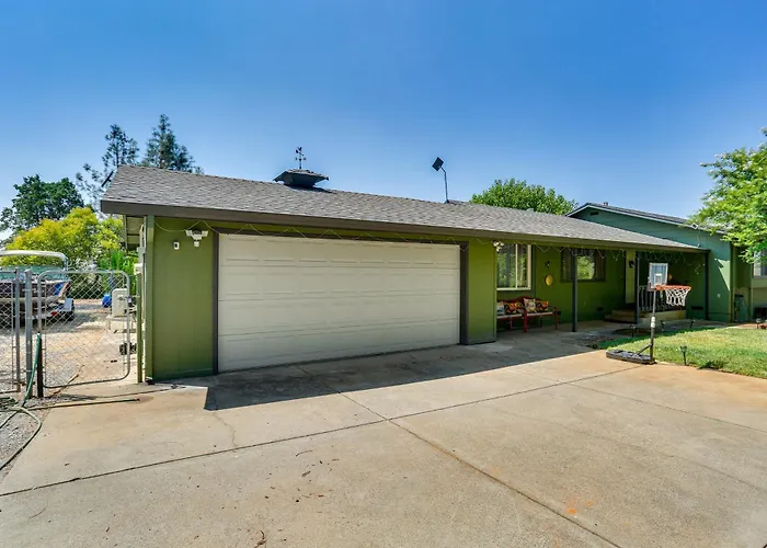 Hot Tub, Dog-Friendly Yard! 3-Acre Redding Retreat