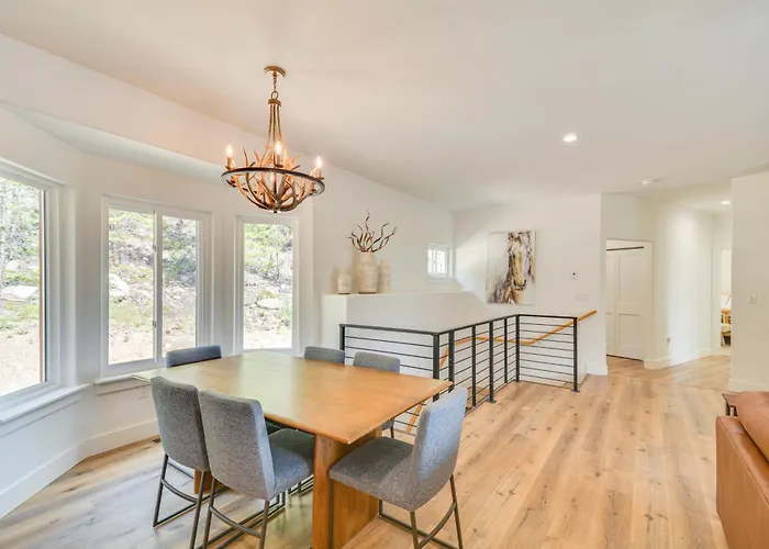 2 Mi To Lake: Stunning Twin Lakes Home W/ Deck