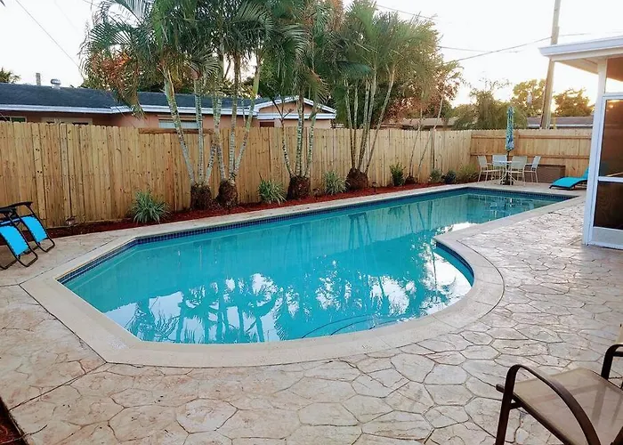 Amazing 5 Bedroom Pool Home - Minimum 28 Days Stay Only Great Location!