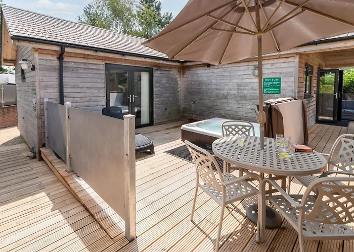 Tor Farm Lodges - Private Hot Tubs, Shared Seasonal Outdoor Pool, Dog Friendly