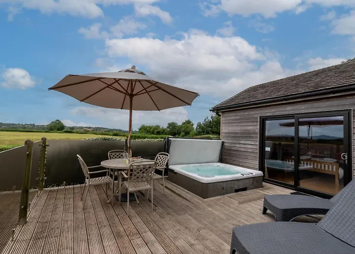 Tor Farm Lodges - Private Hot Tubs, Shared Seasonal Outdoor Pool, Dog Friendly