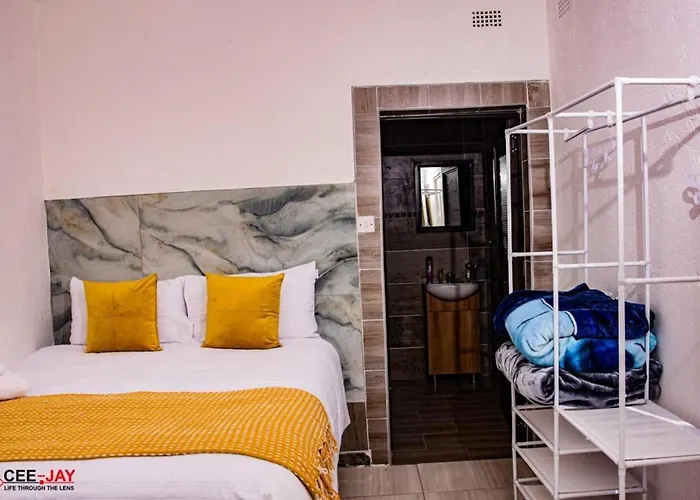 House - Sleeps 10 - Pool - Parking - Patio