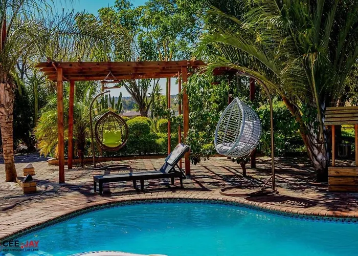 House - Sleeps 10 - Pool - Parking - Patio