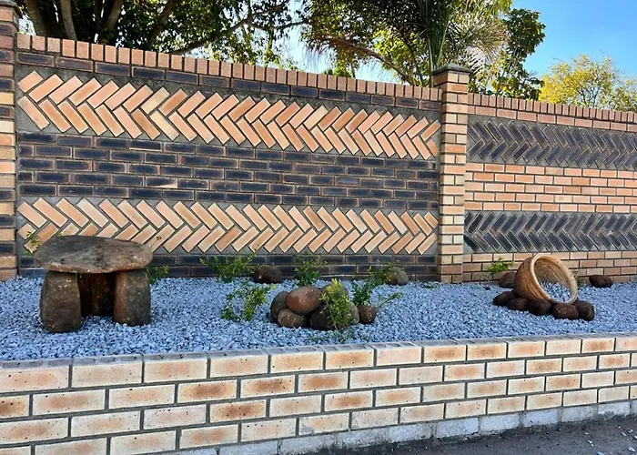 House - Sleeps 10 - Pool - Parking - Patio