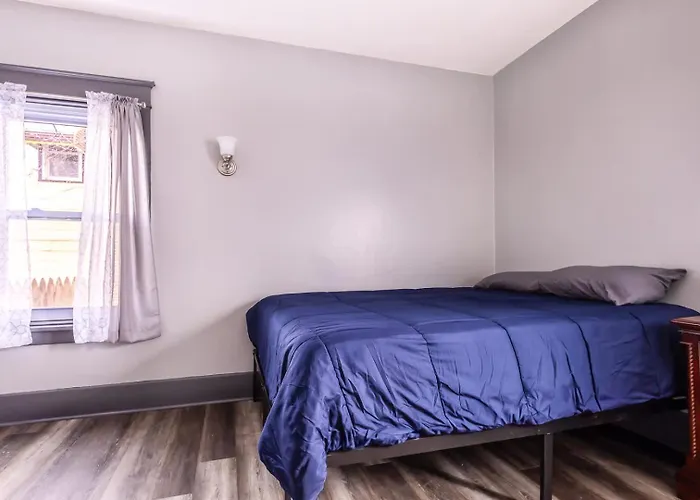 Large 11Br 4Ba Compound Near Niagara Falls