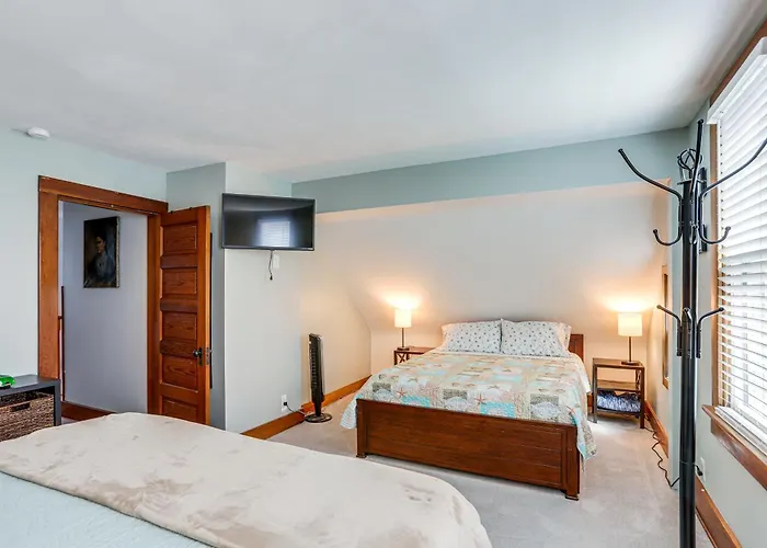 3 Mi To Cedar Point: Sunny Sandusky Home W/ Yard