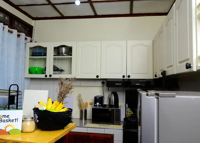 La Citronnelle, Entire 3-Bedroom Holiday Home, Lovingly Furnished, In Naalya Kampala