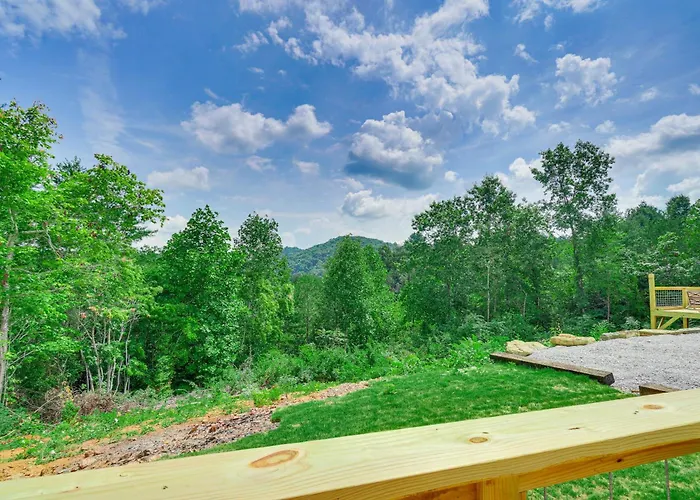 Hot Tub & Mtn Views: Pet-Friendly Englewood Cabin