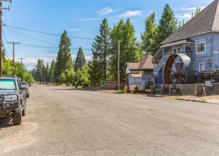 Charming Downtown Mccloud Retreat Home