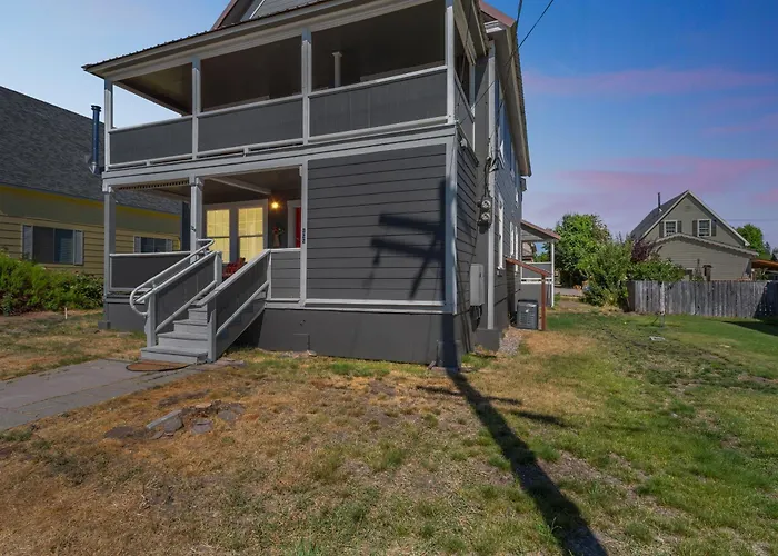 Charming Downtown Mccloud Retreat Home