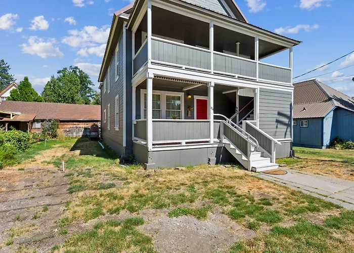 Charming Downtown Mccloud Retreat Home