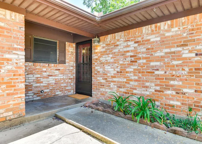 2 Mi To Kyle Field: Bryan Home W/ Fenced Yard