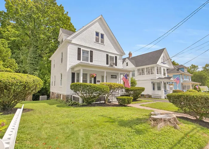 Charming New England Home In West Hartford Center