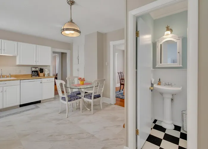 Charming New England Home In West Hartford Center