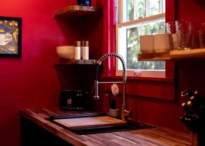 The Swan - Vibrant East Hill Getaway