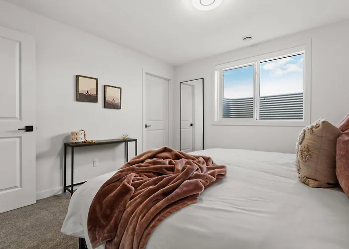 Livingston Way I Sleep 6 I Netflix I Kitchen I Tv