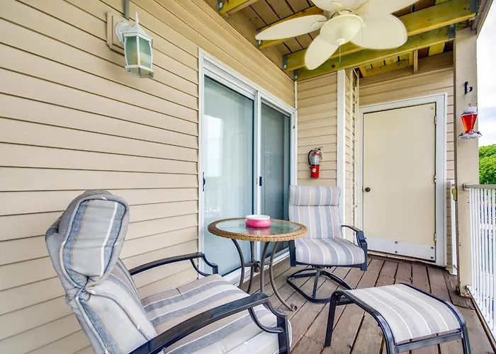 Cozy Lake Ozark Condo Rental W/ Grill, Pool Access