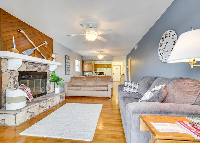 Cozy Lake Ozark Condo Rental W/ Grill, Pool Access