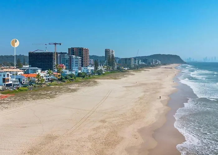 Absolute Beachfront Sleeps 10 Secure Carparks