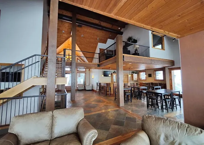 Paradise View Lodge - Amazing Lake Views, Playroom, Pool, Hottub!