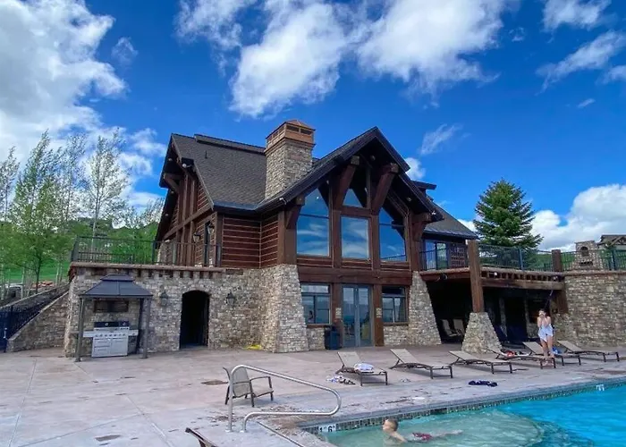 Paradise View Lodge - Amazing Lake Views, Playroom, Pool, Hottub!