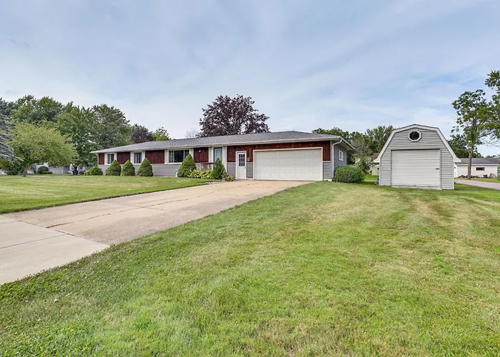 12 Mi To Castle Rock Lake: Serene New Lisbon Home!
