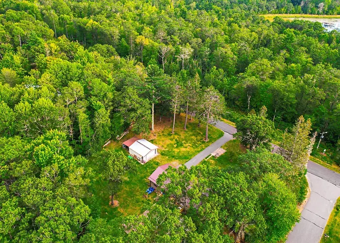 Hayward Home W/ Private Deck, Fire Pit & Kayak!