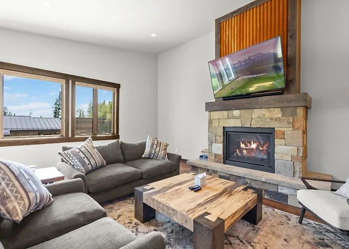 Snowghost Den-Luxury Ski In Ski Out Home Sleeps 9 With 3 Bedrooms 2 And A Half Bathrooms And Private Hot Tub