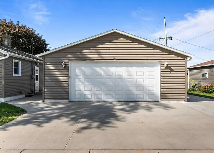 Stadium District Walking Distance, Tailgate Garage