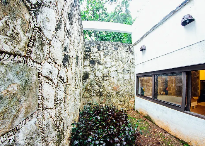 La Casa De Piedra Y Colores En Chichen Itza