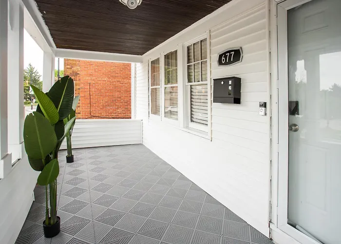 Amazing 3 Bedroom Home Steps, Airport, Uofr, Rit, Strong