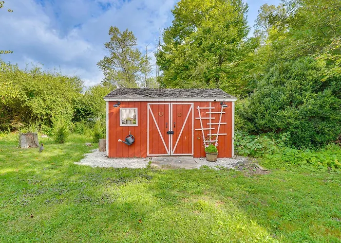 Saugerties Farmhouse: Sauna & Countryside Views