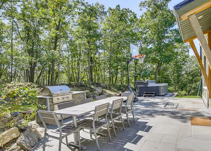 'The Glabin': Garrison Gem W/ Hot Tub & Fire Pit