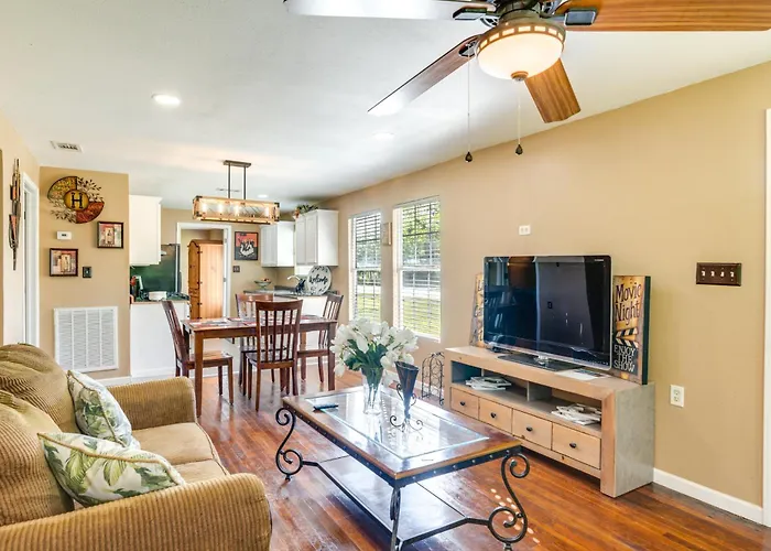 Kayak, Fish & Golf - Charming Victoria Home!
