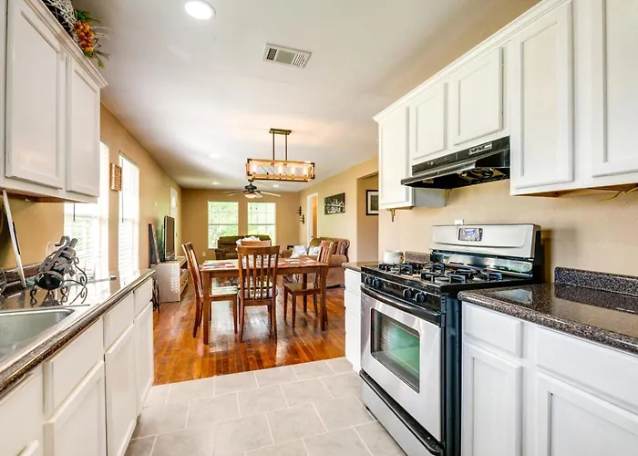 Kayak, Fish & Golf - Charming Victoria Home!